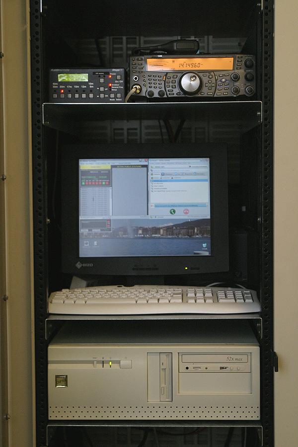 La station dans son rack. En haut: contrôleur de l'antenne et TS-2000.
