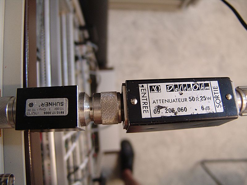Atténuateurs (10+6 dB) à l'entrée du spectrum.
