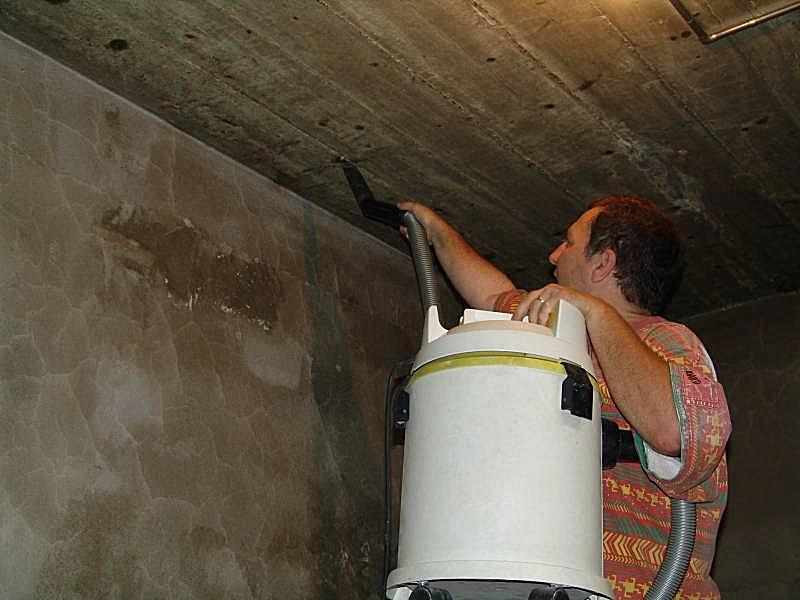 20.07.2004
Nettoyage du plafond et des murs avant la peinture.
