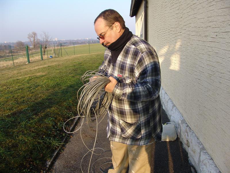 Rodolphe démêle le câble de commande de l'antenne.
