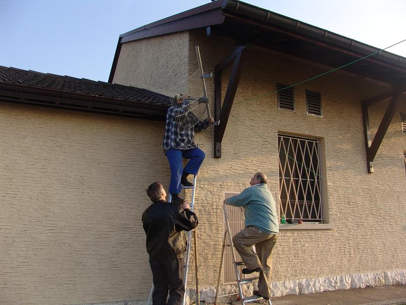 Préparation de la pose de la parabole WiFi.
