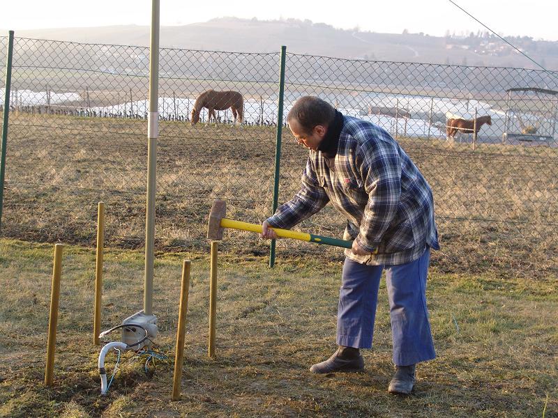 On plante 4 piquets pour protéger la base de l'antenne.
