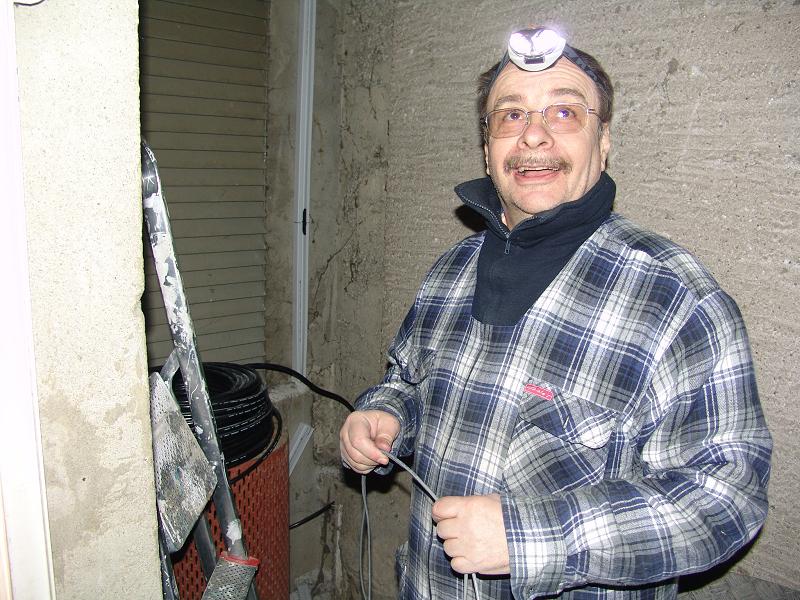 HB9VAB attaque la pose des câbles dans un débarras très sombre.
