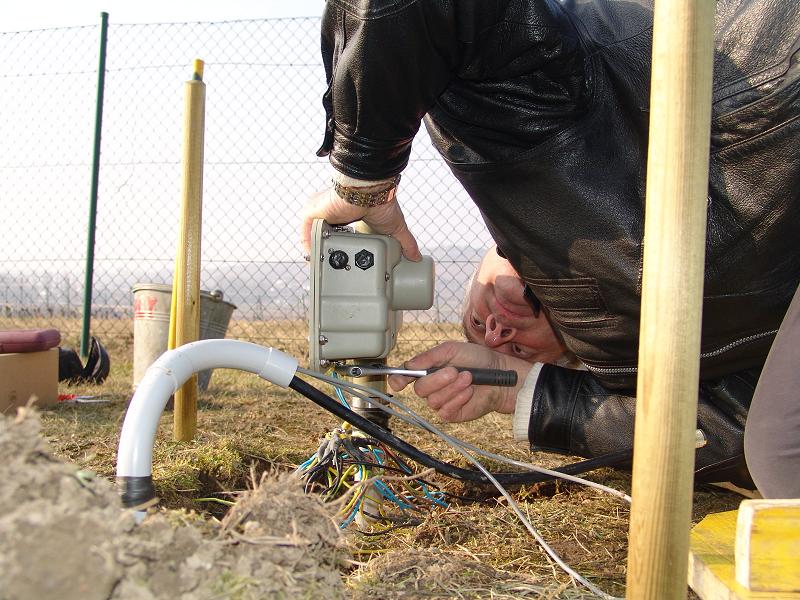 ...et de les relier à l'antenne.
