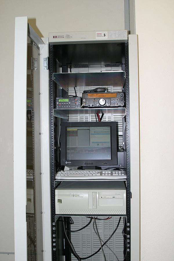 En bas: le PC de HB9AR.
