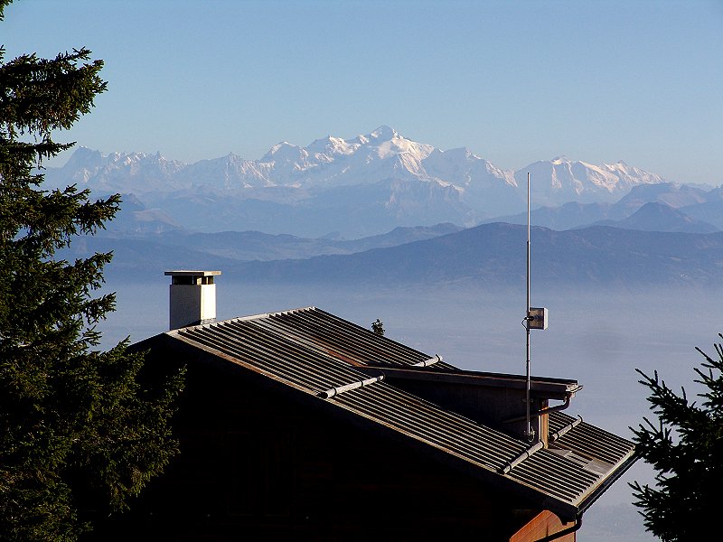 Le mât d'antennes Ouest
et le Mont-Blanc.
