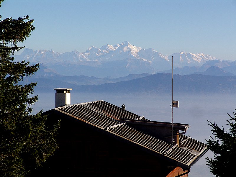 Le mât d'antennes Ouest
et le Mont-Blanc.
