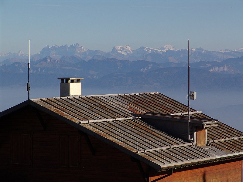 Les deux mâts et les Dents du Midi.
