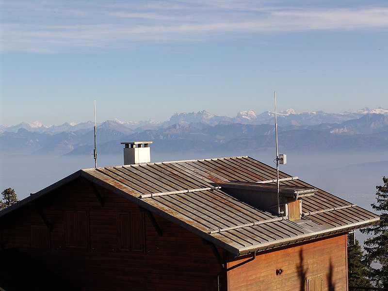 Les deux mâts et les Dents du Midi.
