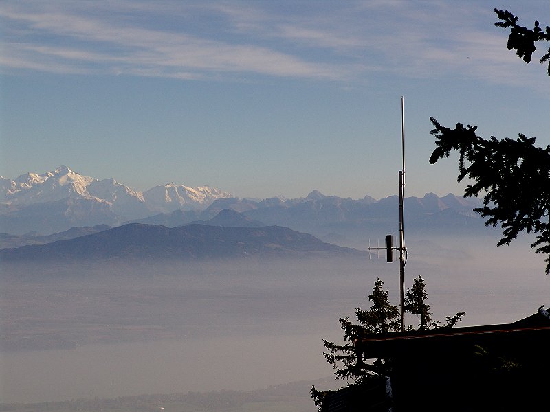 Le mât Est et le Mont-Blanc.
