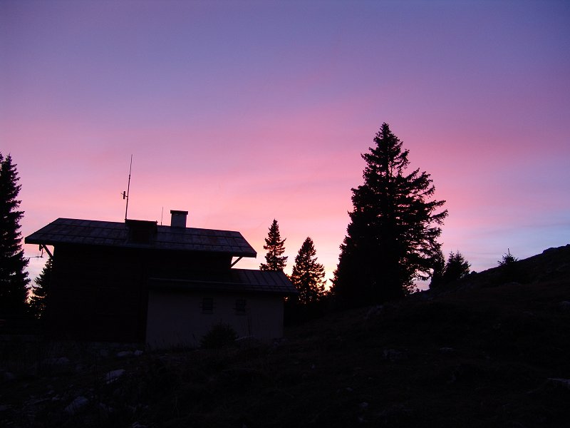 Le chalet dans le rougeoiement
du crépuscule.
