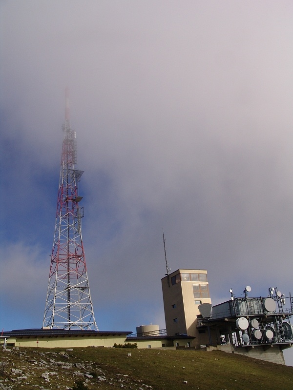 Le pylône télécom se perd dans la brume
