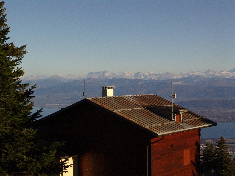 Les deux mâts de toit et les Alpes
