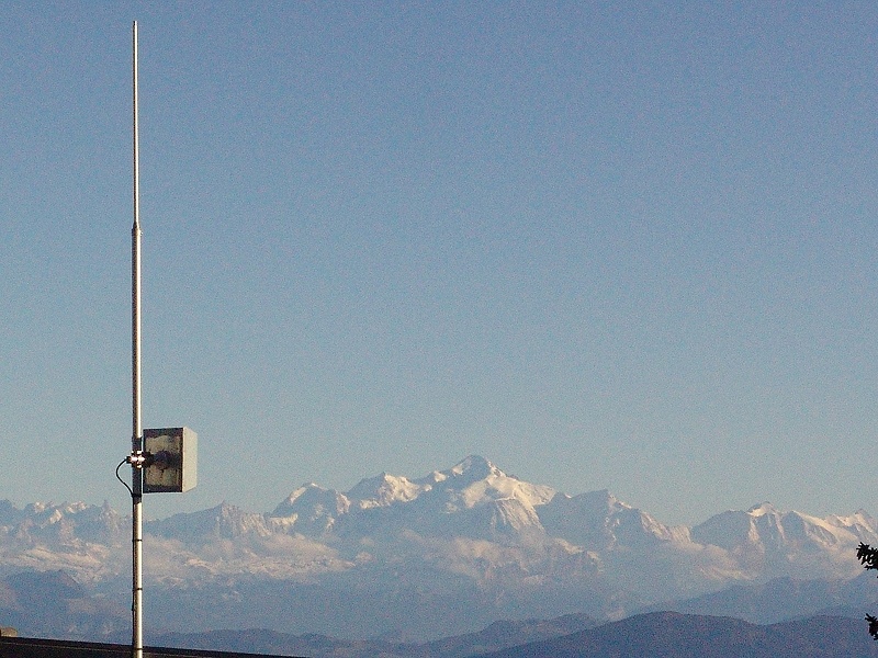 Le mât ouest et le Mont-Blanc
