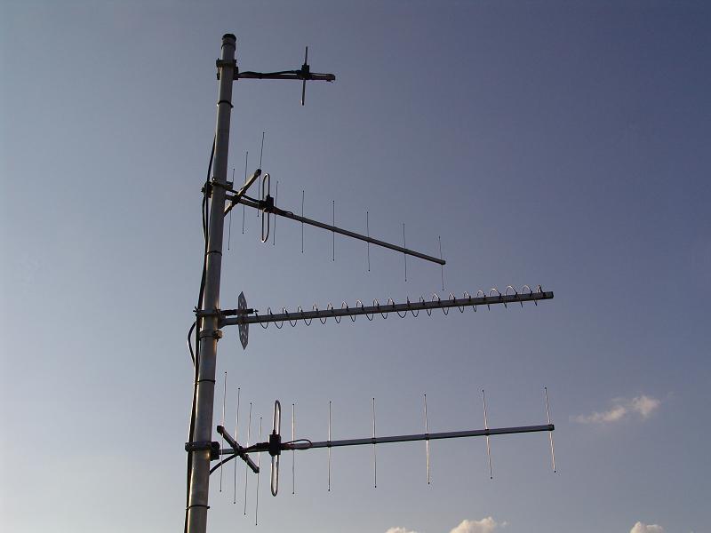 Les antennes 70 cm et 23 cm. De haut en bas:
User 9k6; links HB9IAC, HB9IAP-11, HB9MM.

