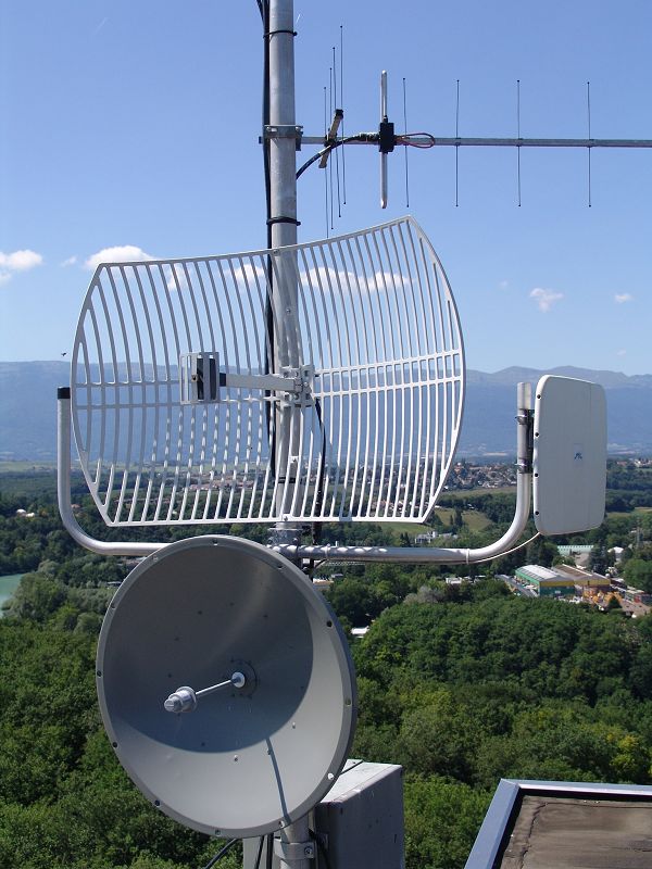Onex 04.07.2011
Ancienne parabole 2.4 GHz et
nouvelle 5 GHz vers Plan-les-Ouates
