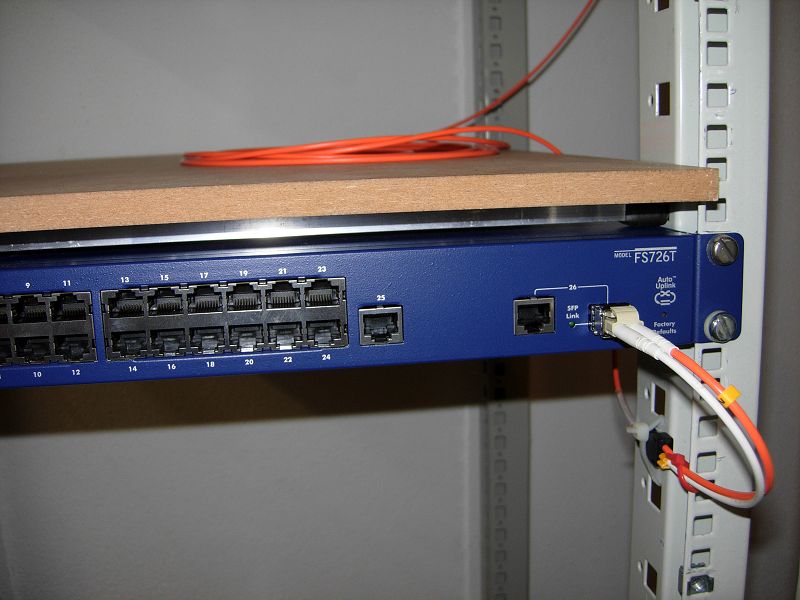 Onex 16.07.2011
...installé dans le rack et
raccordé à la fibre optique
