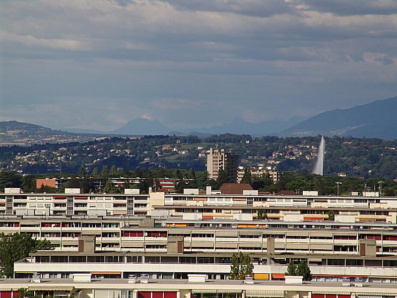 10.07.2004
Vue vers l'Est avec le Jet d'eau et, à l'arrière plan, le Moléson et les Préalpes fribourgeoises.
