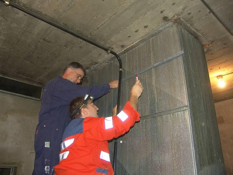 14.07.2004
Robert HB9DPZ et Patrick HB3YKB s'attaquent à la gaine de ventilation.
