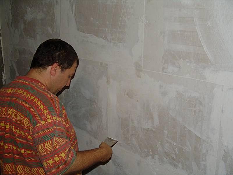 19.07.2004
Un peu de masticage et le mur sera bientôt prêt pour la peinture.
