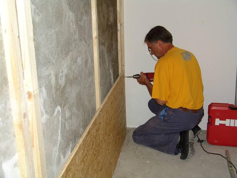 28.07.2004
On recouvre ce mur d'une couche de panneaux de bois.
