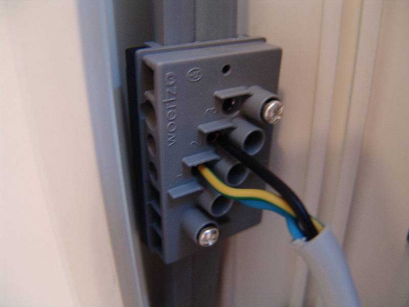 11.08.2004
Détail d'une boîte de connexion d'une prise au câble plat triphasé.
