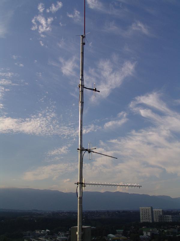 04.09.2004
Les antennes. De haut en bas: accès utilisateurs 1k2, accès 9k6, link HB9IAC, link HB9IAP-11.
