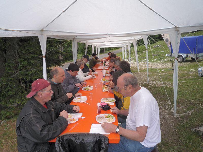 Les convives sont finalement à table,
à l'extérieur...
