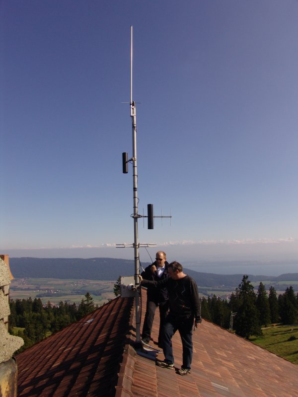 Le mât remonté avec sa nouvelle antenne
