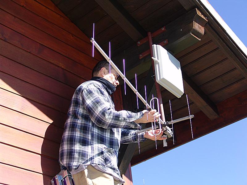 L'antenne du link vers HB9IAP a été légèrement abaissée.
